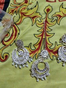 Elegant Kundan Earrings &amp; Maang Tikka Set