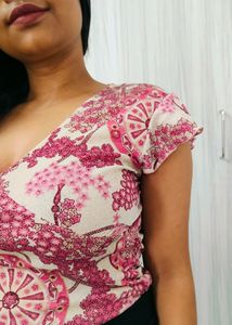 Top🩷 V Neck ( Thrifty)🌷SALE🌷