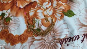 Small Chick Set With Earings In Golden Colour