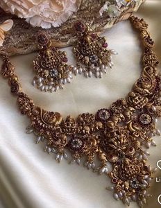 Elegant Choker With Earrings