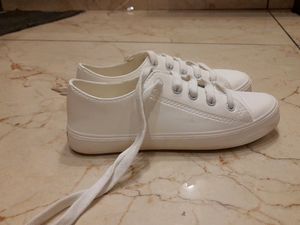 Zudio White Shoes