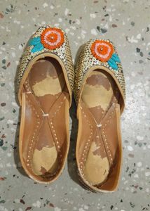 Embroidered Jutti Flats