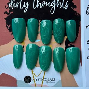 Emerald Aura – Handcrafted Press-On Nails
