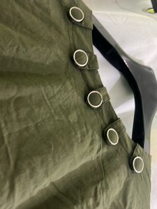 This Top Is Very Beautiful And Button In The Neck