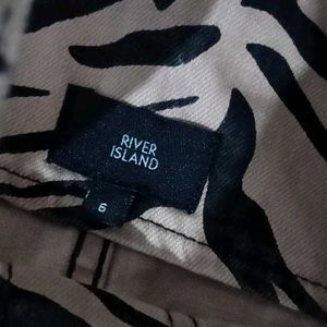 pinafore dress, featuring a zebra print 🦓🐅