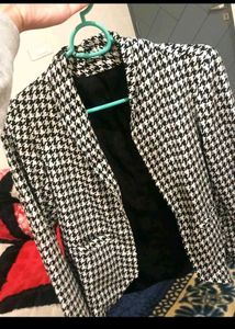 Houndstooth Blazer - Stylish &amp; Chic