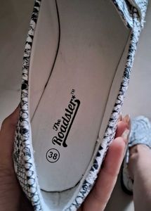Stylish Snake Print Loafers