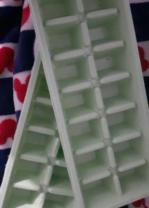 New 2PCS ICE TRAYS