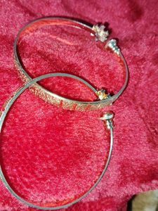 Elegant Gold-toned Bangle