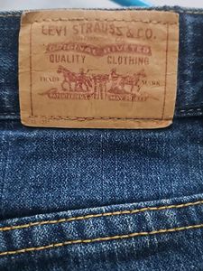 LEVIS STRAIGHT FIT JEANS