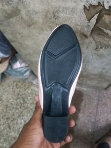 Jo bhi size chaiya wo mil jayega  hamri juta chappat ke dukan hai or best quality milta hai