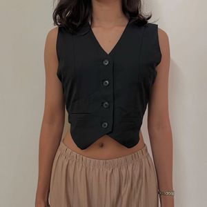 Chic Black Cropped Vest