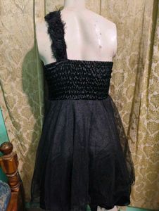 Chic Black One-Shoulder Dress