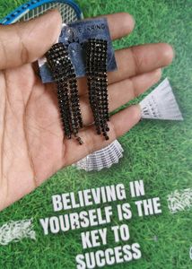 HETU Black Dangle Earrings