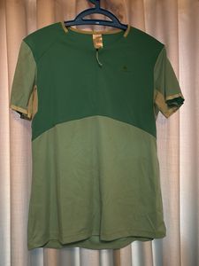 Decathlon&#39;s Unique Color-Block Sports Tee