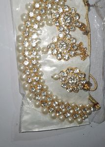 White Jewelry Set Earrings And Mangtikka
