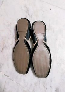Black Embellished Juttis