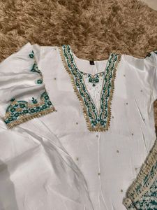 Elegant White Embroidered Kurta Set (women's)