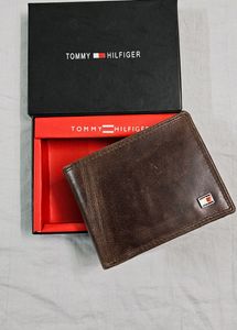 TOMMY HILFIGER METAL LOGO WALLET COFFEE CRUNCH