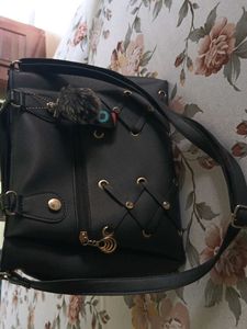 Black Colour Handbag/Shoulder Bag👜