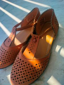 Traditional Juttis And Flipflop/Sandals