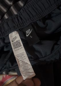Nike unisex shorts ( size L )