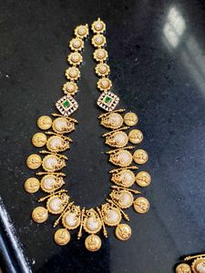 Pari Neck Set