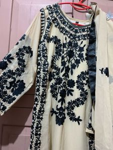 Elegant Embroidered Pakistani Kurta Set