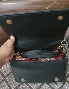 BLACK SLING BAG