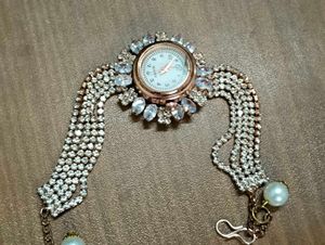 Sparkling Crystal Women&#39;s Watch