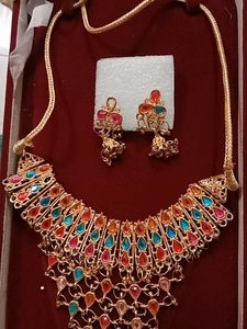 Golden Multistone Necklace With Earrings.