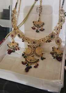 Elegant Gold-Tone Jewelry Set and in new condition