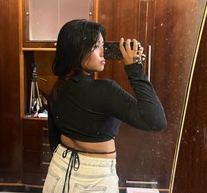 Black full sleeve tie up crop top