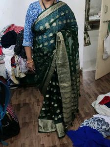 Elegant Green &amp; Gold Saree border has cut