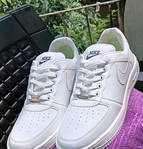 Nike Air Force 1 - Classic White Sneakers