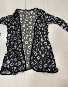Heart Print black and white Shrug