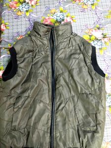Sleeveless Padded Jacket(Detachable Cap)