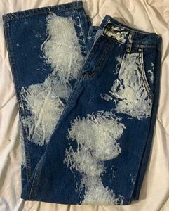 URBANIC BLEACHED BAGGY JEANS.