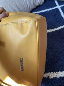 Chic Yet Stunty Yellow And Grey Shoulder Bag