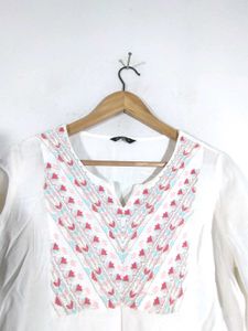 White Embroidered Kurta (Women&#39;s)