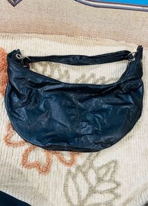 🖤 Sleek Black Faux Leather Shoulder Bag – Spaciou