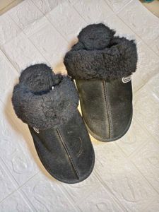 UK 5 Fuzzy Fur Black Slippers