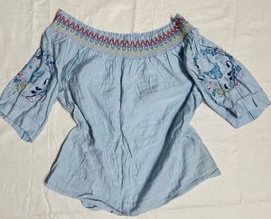 Off-Shoulder Embroidered Top💙💙