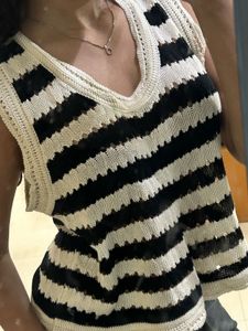 black and white sleeveless knit top s - m