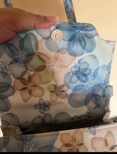 FLORAL PRINT SLING BAG