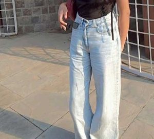 H&amp;M Light-Wash High-Waist Jeans – EUR 34 (US 2)