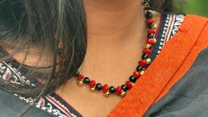 RESIN PENDANT AND GOLDEN CHAINS