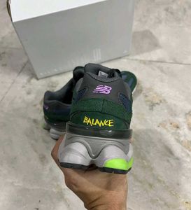 NEW BALANCE 9060 NIGHTWATCH GREEN UK 7.5