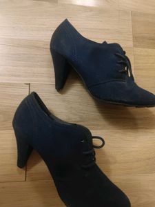 heel boots in navy blue