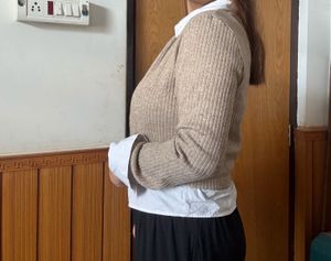 🌼 Beige Ribbed Zip-Up Sweater with White Collar🌼